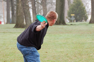 man playing disc golf